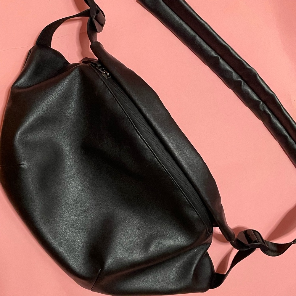 wide fanny pack black